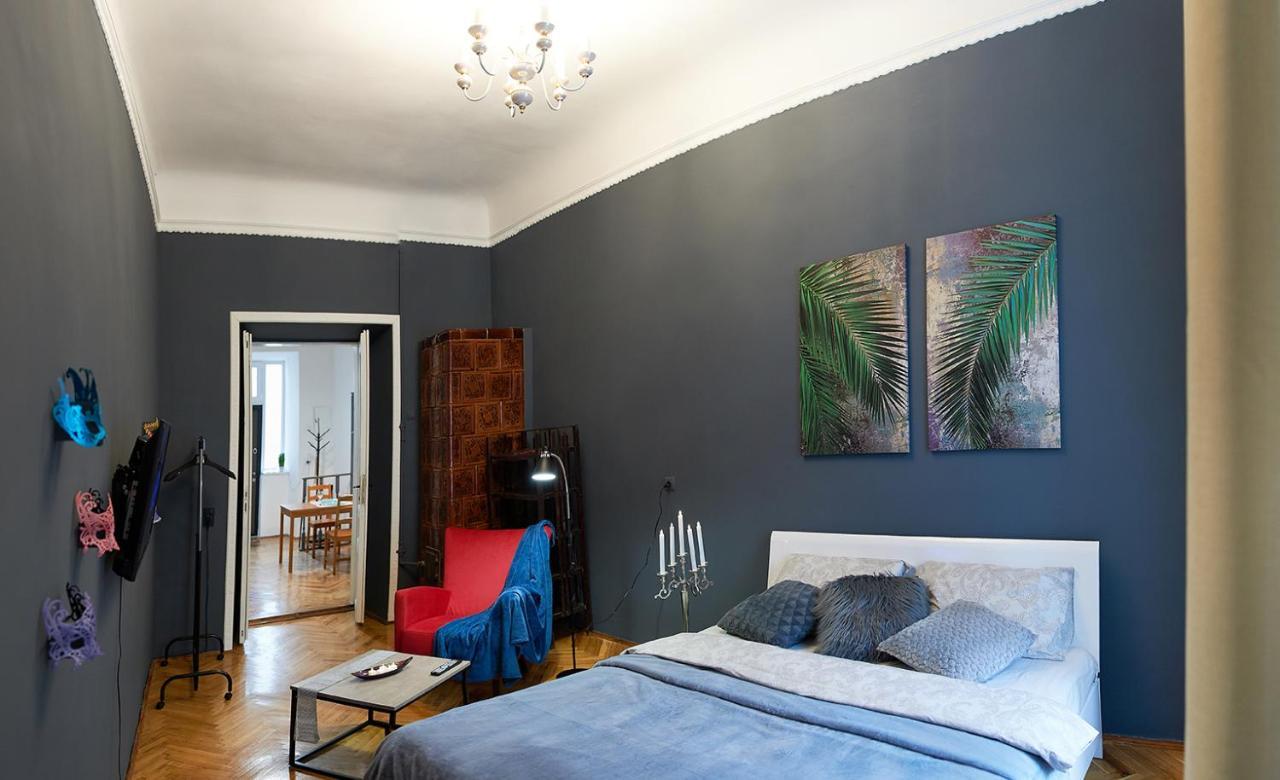 Stylish Apartments In The Center Lviv Exterior photo