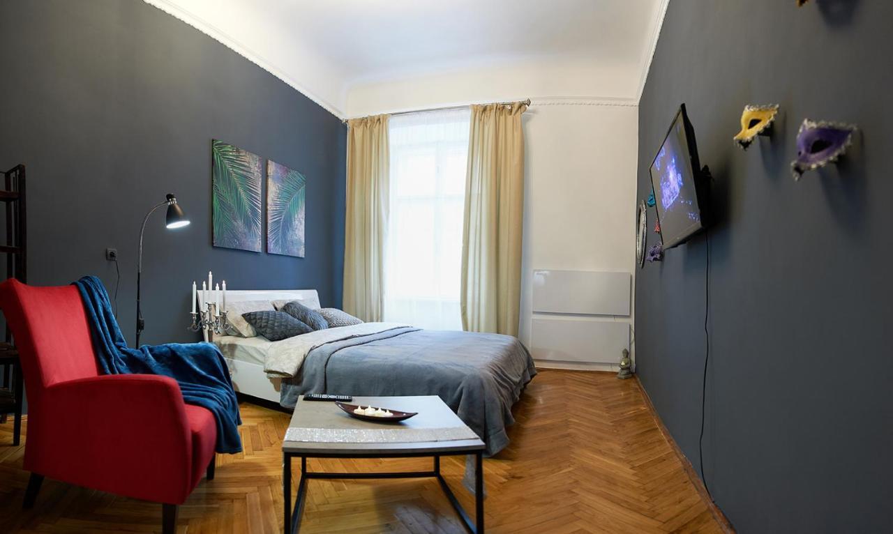 Stylish Apartments In The Center Lviv Exterior photo