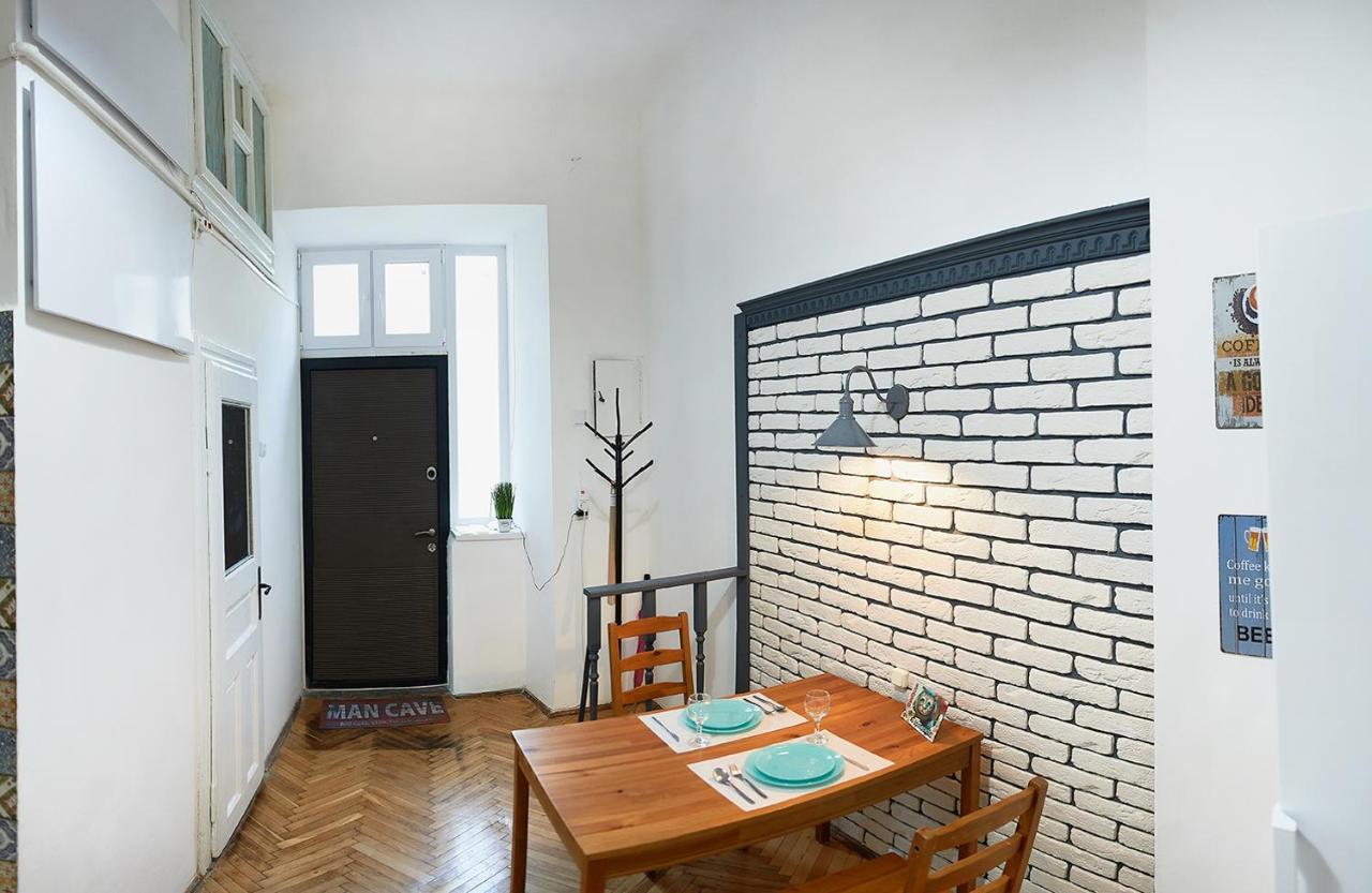 Stylish Apartments In The Center Lviv Exterior photo